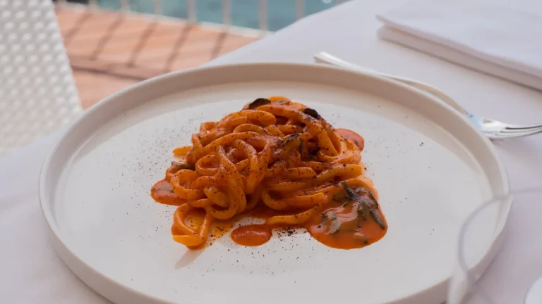 Spaghetti freschi, emulsione di sugo di scorfano, triglie e erbe fresche